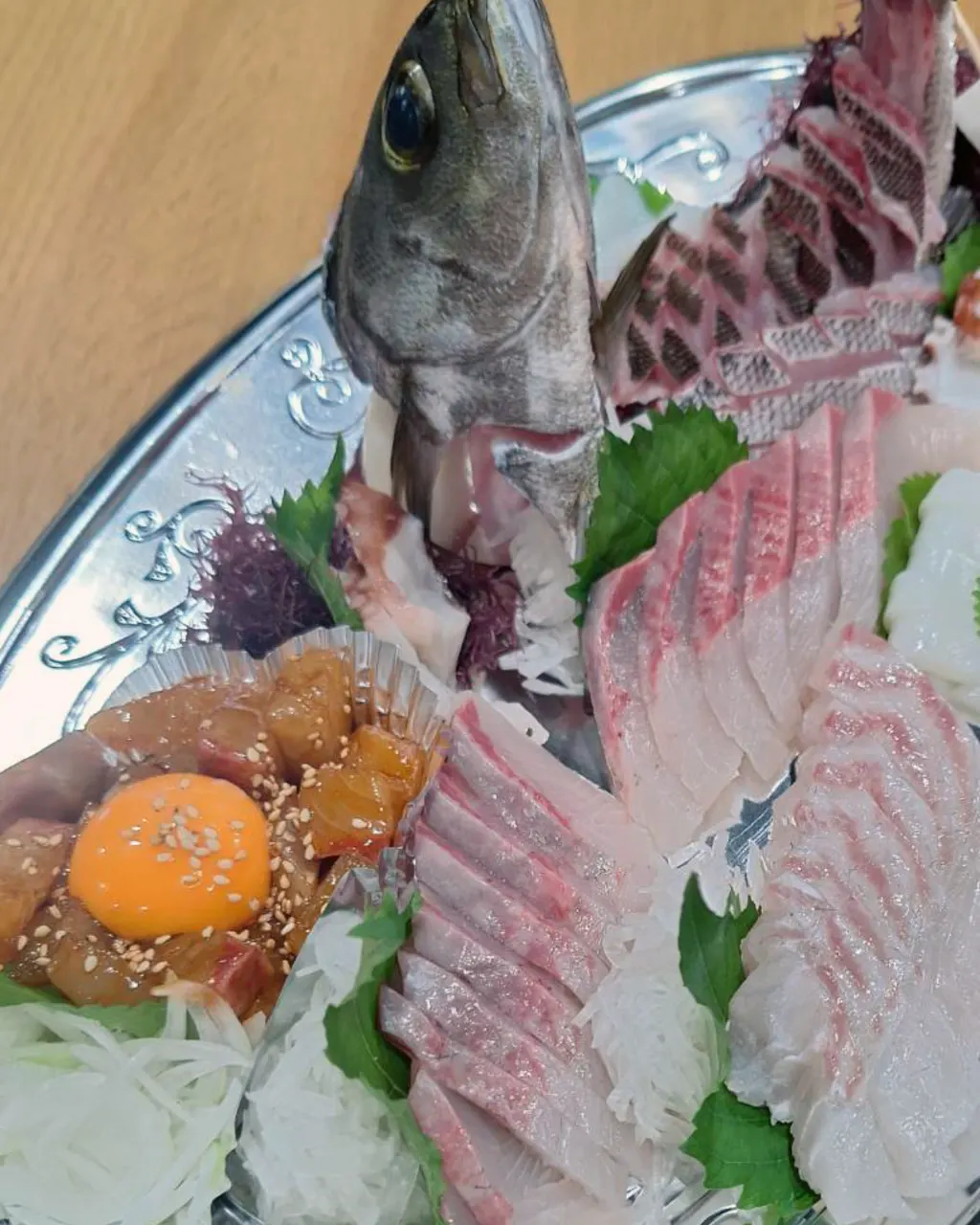 鯛や真鯛、タコ、イカを盛り合わせたお刺身盛り合わせ