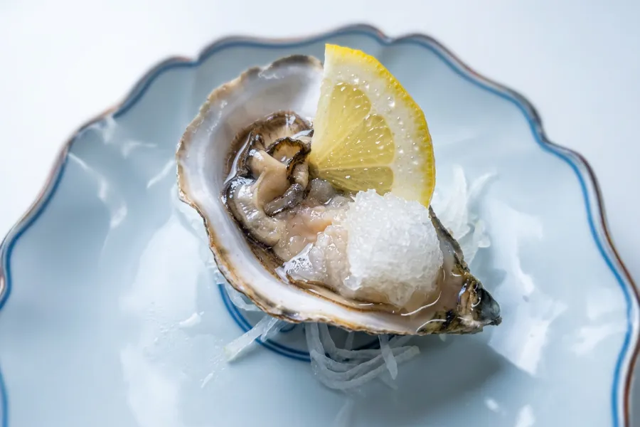 レモンと大根おろしを添えた海花の生牡蠣