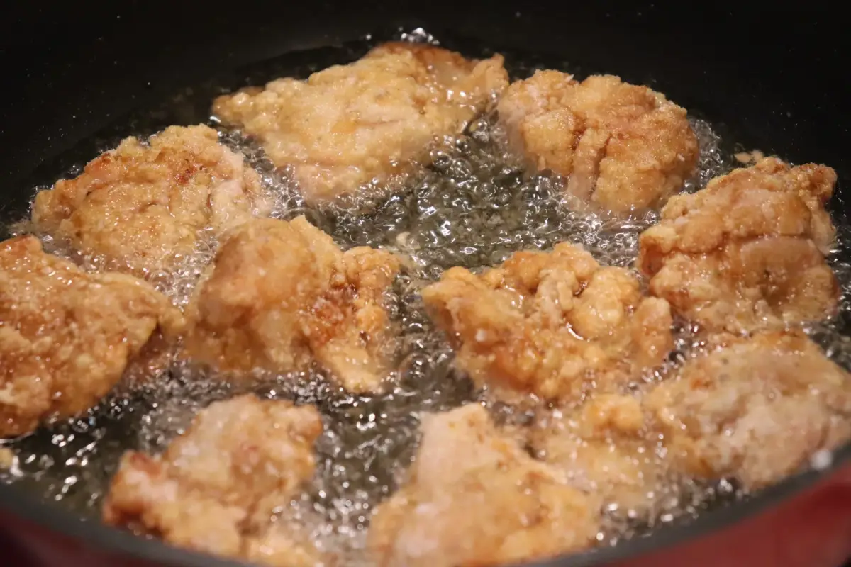 自家製ダレに漬け込んだ鶏肉をカリッと揚げる海花の唐揚げ