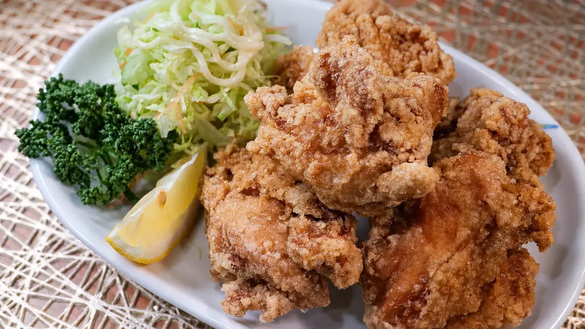 レモンを添えた海花の鶏の唐揚げ
