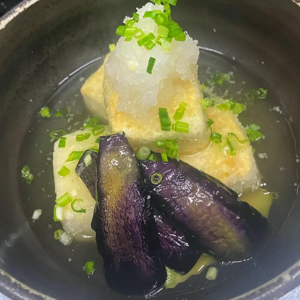 大根おろしと茄子を添えた揚げ出し豆腐