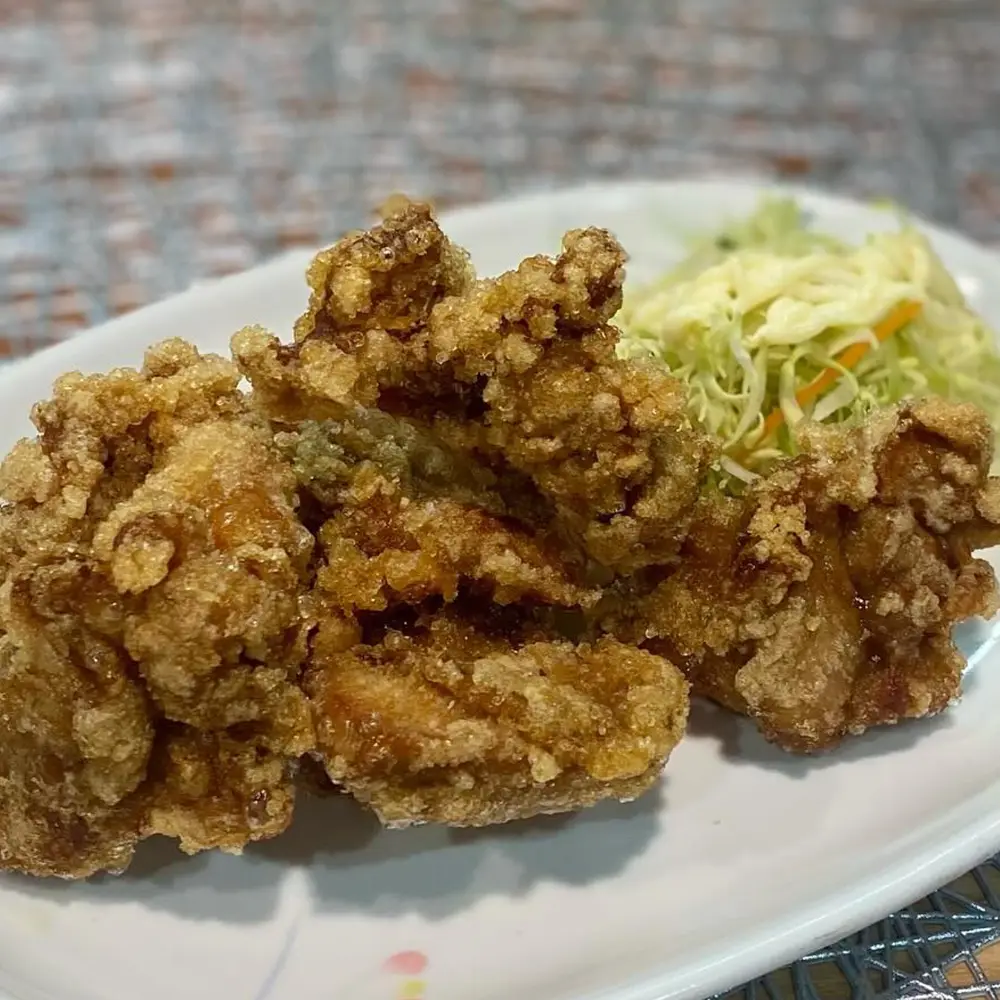 千切りキャベツを添えた自慢の母ちゃんの唐揚げ