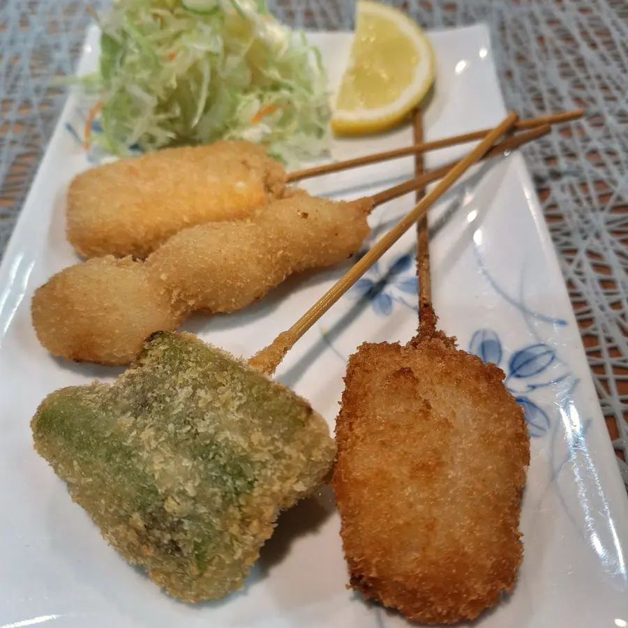 レモンとキャベツを添えた串カツ4本