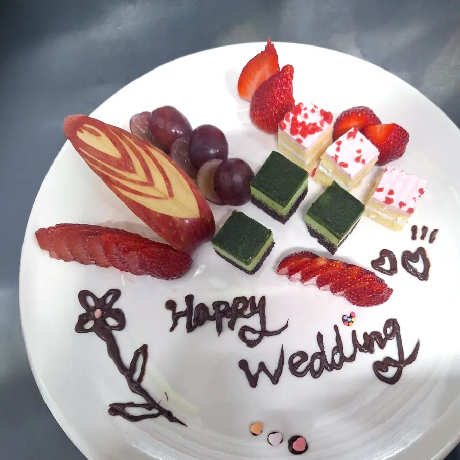 いちごや抹茶ケーキを盛り付けたお祝いプレート