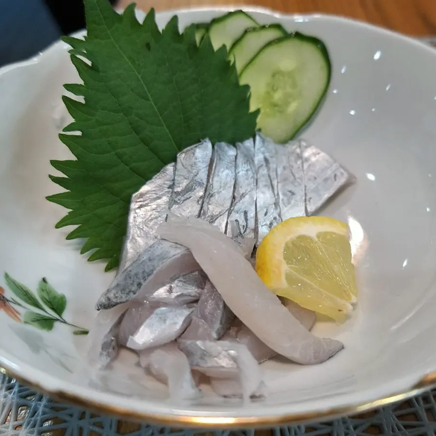 大葉ときゅうり、レモンを添えた本日のお刺身