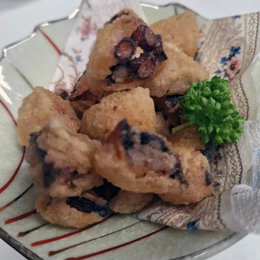 パセリを添えたタコの唐揚げ