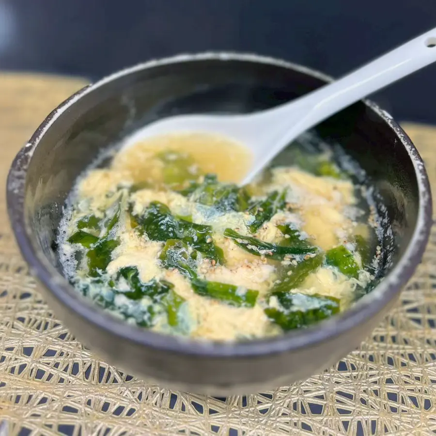わかめと胡麻を加えた玉子スープ