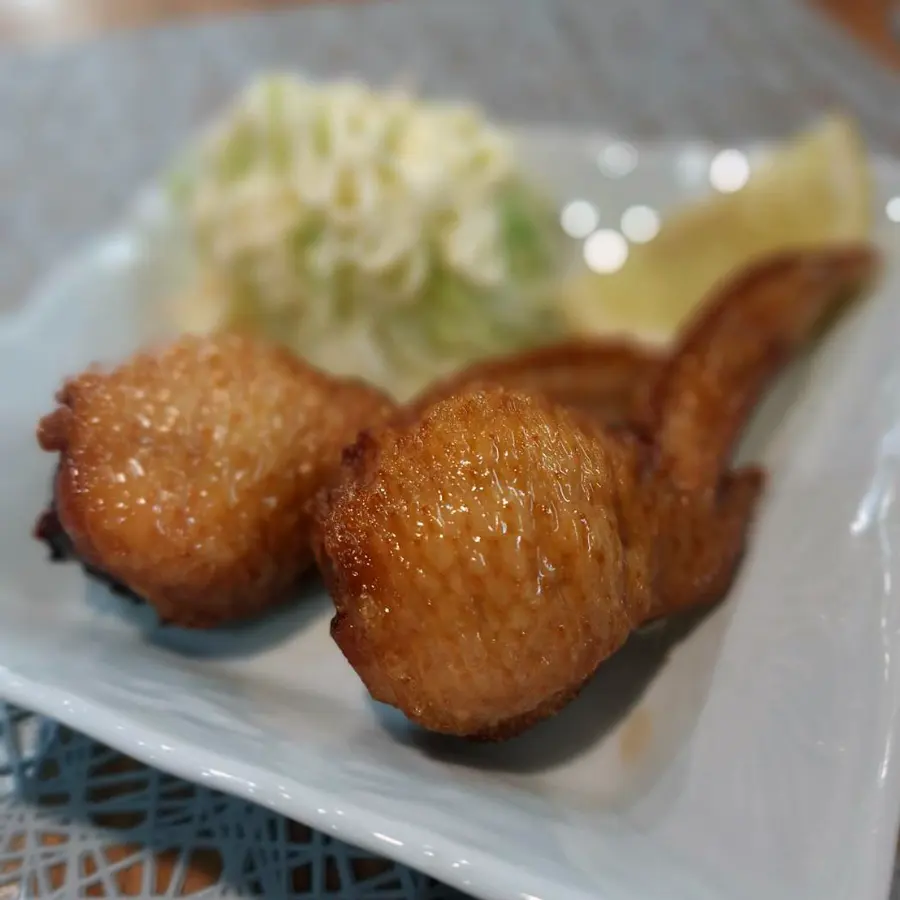 キャベツとレモンを添えた手羽先焼き