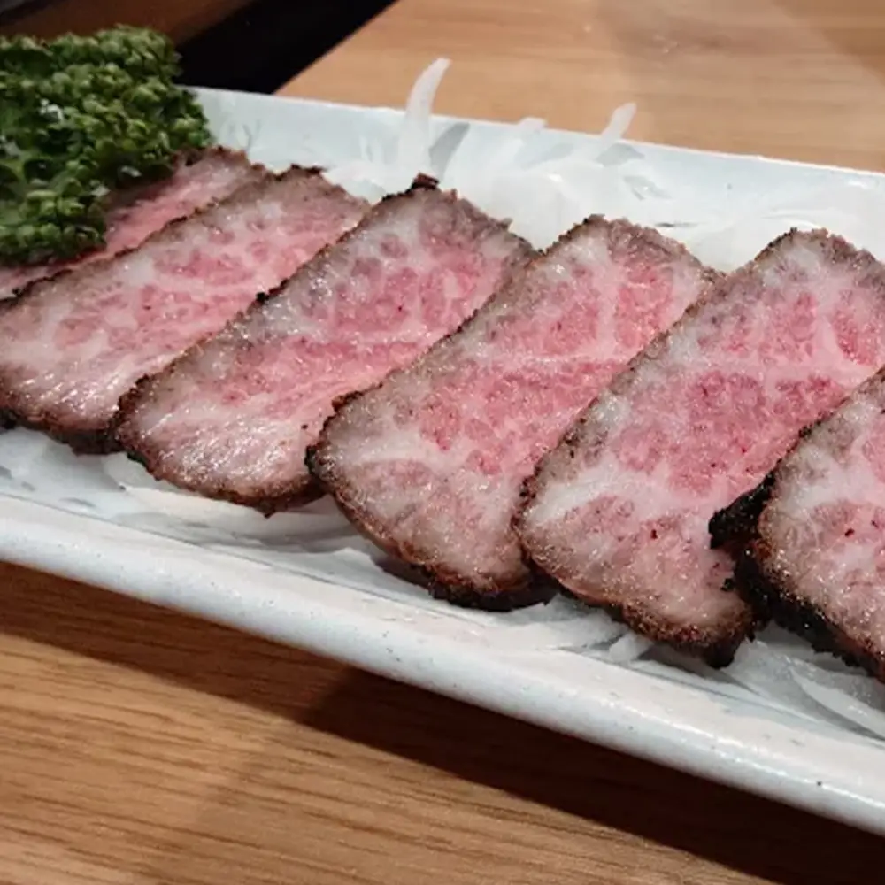 玉ねぎを添えた和牛のタタキ