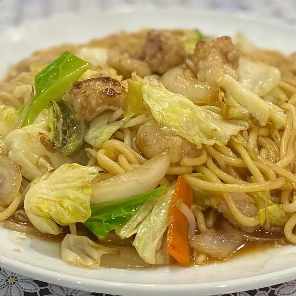 キャベツとホルモンを炒めたホルモン焼きそば
